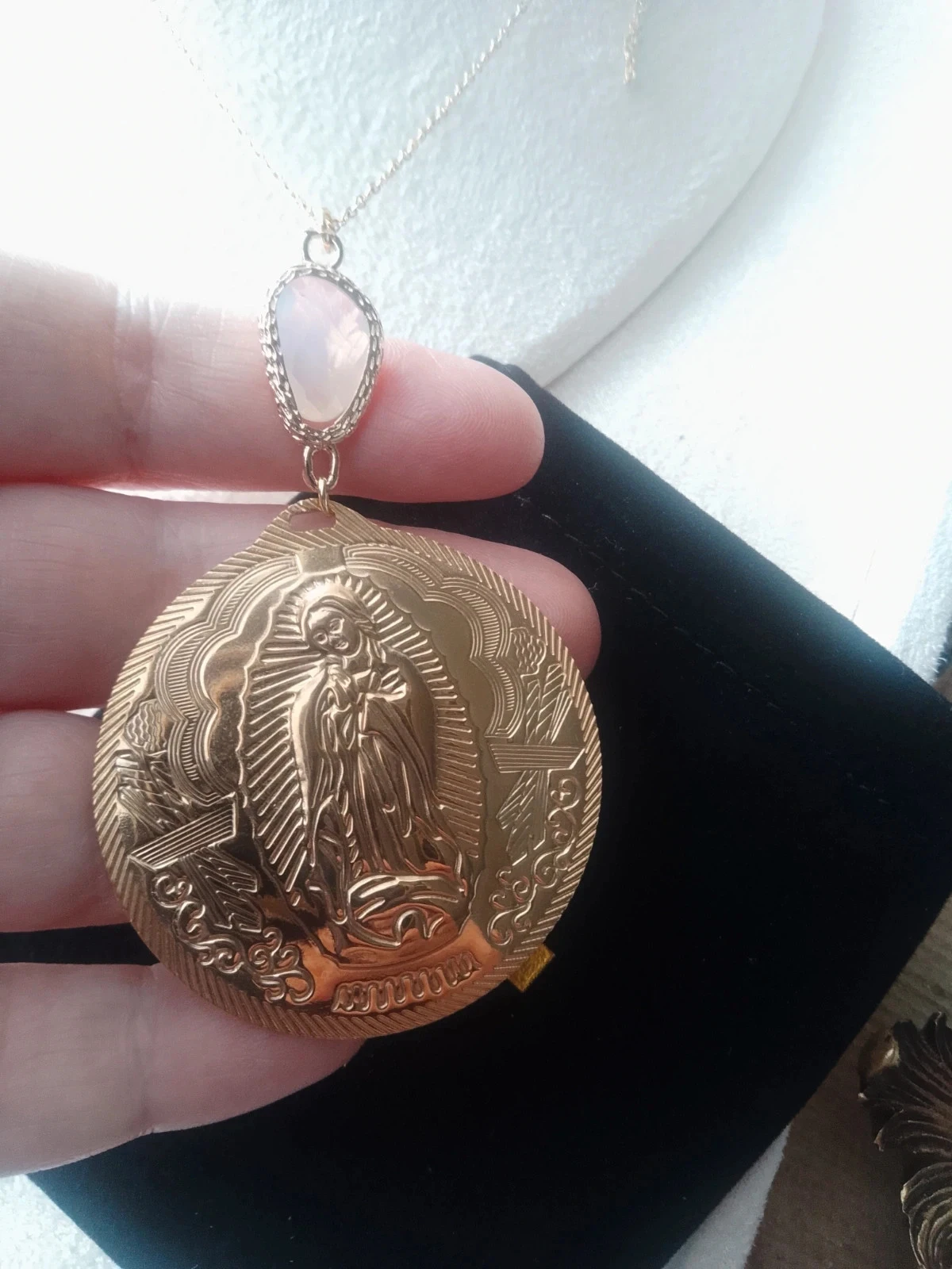 Halskettingen met medaillon van de Heilige Maagd Maria in verguld roestvrij staal – photo 4